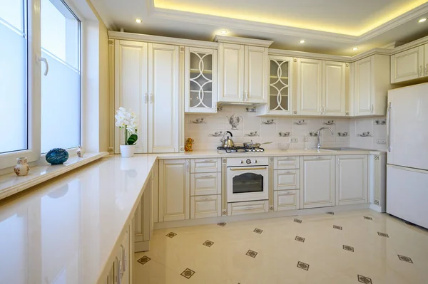 Klassieke Witte Beige Luxe Keuken Studio Appartement Interieur — Stockfoto