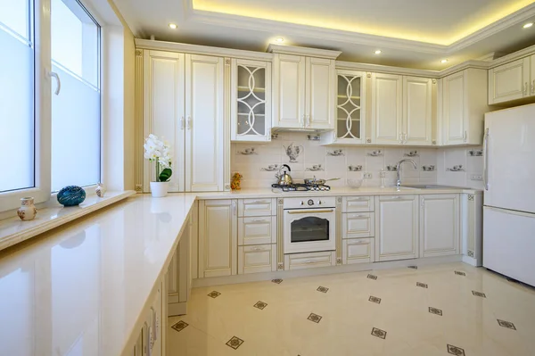 Cuisine Classique Blanche Beige Luxueuse Dans Studio Intérieur — Photo