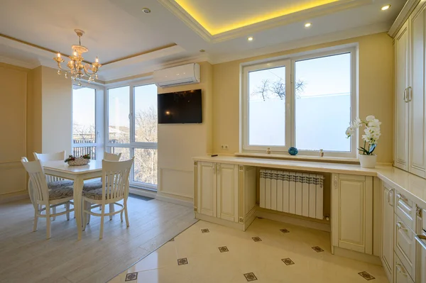 Cozinha Clássica Branca Bege Luxuosa Com Mesa Jantar Interior Apartamento — Fotografia de Stock