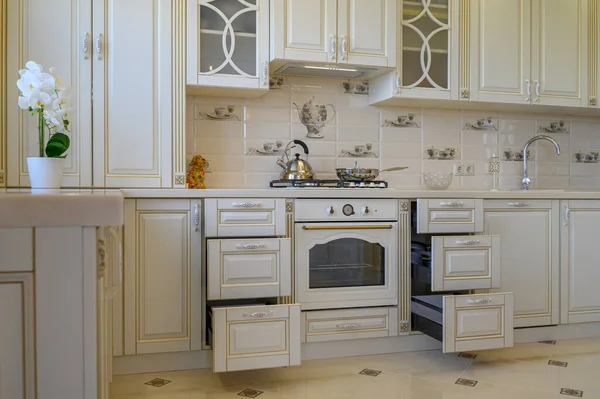 Классическая Белая Бежевая Кухонная Мебель Выдвижными Ящиками Однокомнатной Квартире — стоковое фото