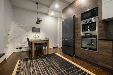 Modern lüks koyu kahverengi, gri ve siyah mutfak.