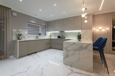 Lüks, büyük, modern, beyaz mermer mutfak yemek odası ve oturma odası ile birleşti.