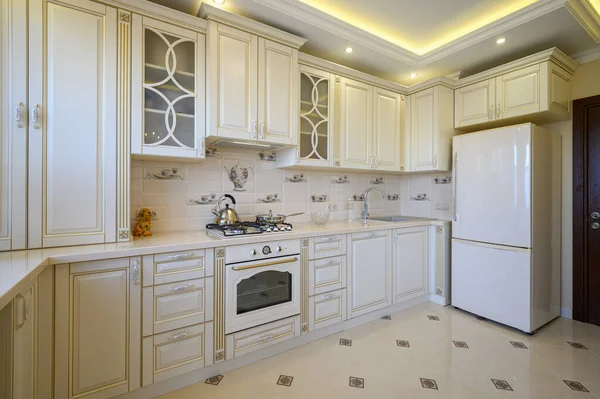 スタジオのアパートのインテリアで古典的な白とベージュの豪華なキッチン — ストック写真
