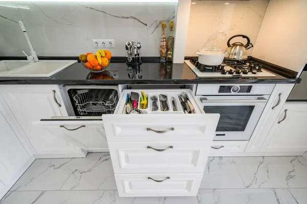 Розкішний Білий Сучасний Кухонний Інтер Висунуті Ящики Відкриті Двері Печей — стокове фото