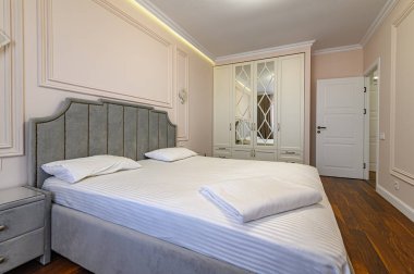 Modern lüks yatak odası içinde bej ve kahverengi renkli çift yatak