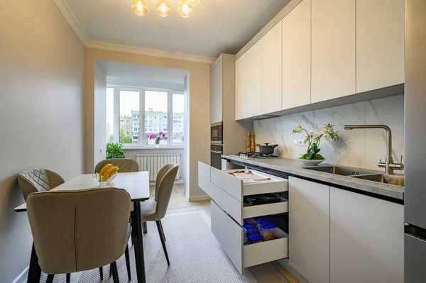 Moderne Eenvoudige Grijze Witte Keuken Interieur Met Eettafel Sommige Lades — Stockfoto