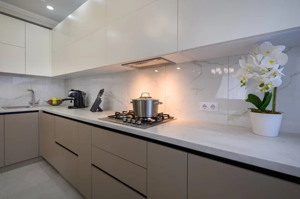 Modern Klasik Beyaz Bej Renkli Lüks Mutfak Yakın Çekim Detayları — Stok fotoğraf