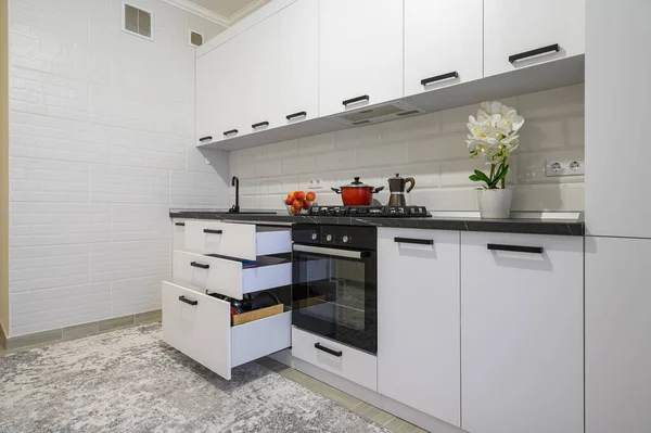 Moda Kar Beyazı Modern Mutfak Vitrininde Minimalist Mobilyalar Çekmeceler Geri — Stok fotoğraf