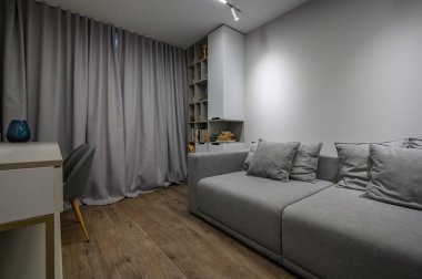 Rahat ve lüks bir yatak odası. Gri tonlarında. Zarif ve modern detaylarla.