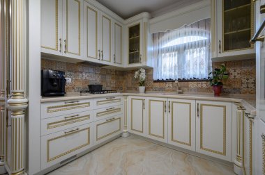 Beyaz klasik konforlu mutfak ve yemek odası.