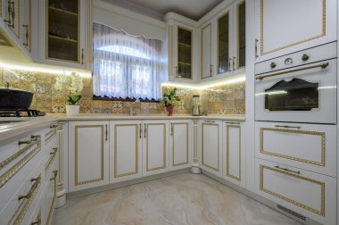 Beyaz klasik konforlu mutfak ve yemek odası.