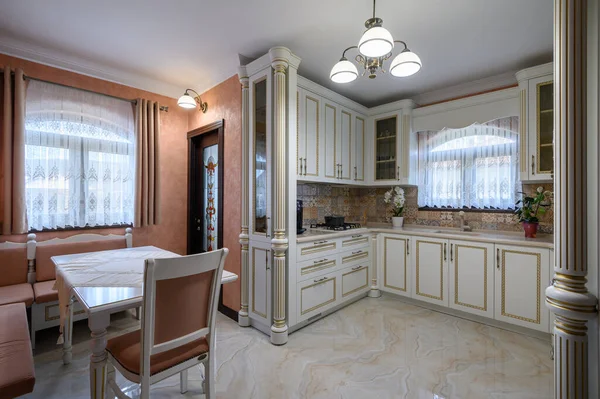 城市房屋内部的白色经典舒适厨房和餐厅 — 图库照片