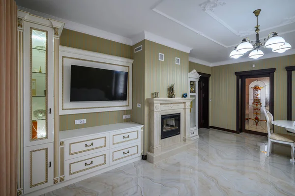 古典的なリビングルームのインテリアデザイン 広々とした客室 豪華な大理石の床 エレガントな椅子 さらには暖炉 — ストック写真