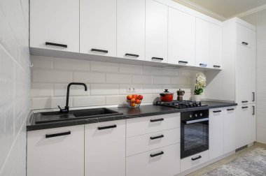 Moda kar beyazı modern mutfak vitrininde minimalist mobilyalar