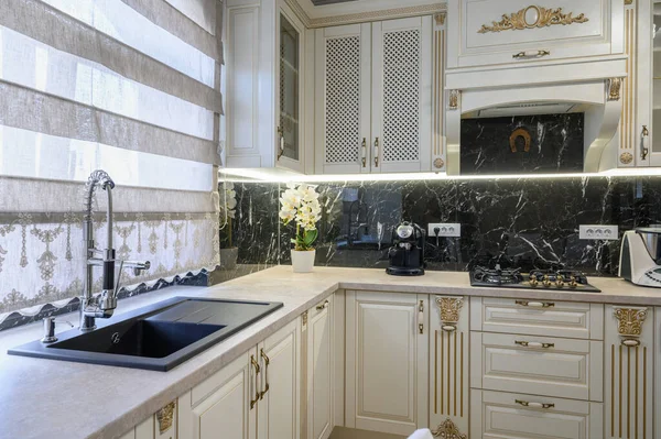 White Kaya Klasik Yang Nyaman Dapur Dan Ruang Makan Interior — Stok Foto