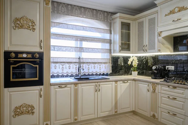 Белый Богатый Классический Уютная Кухня Столовая Интерьере Городского Дома — стоковое фото