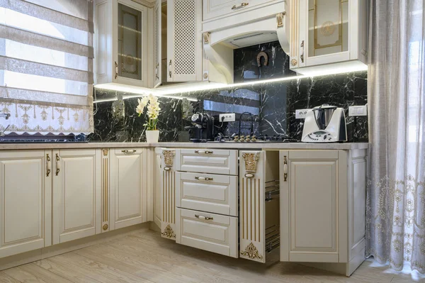 White Kaya Klasik Dapur Nyaman Dan Ruang Makan Interior Rumah — Stok Foto