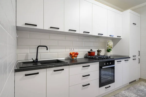 Moderní Sněhobílá Moderní Kuchyňská Vitrína Minimalistickým Nábytkem — Stock fotografie