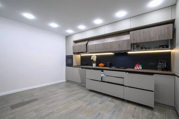 Trendy Abu Abu Menampilkan Interior Dapur Modern Dengan Furnitur Minimalis — Stok Foto