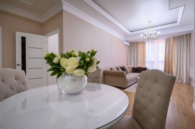 Lüks beyaz ve pembe modern stüdyo daire. Yemek masası, oturma odası ve yatak odası.