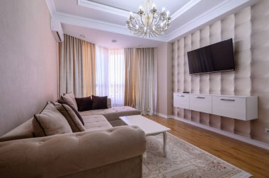 Lüks beyaz ve pembe modern stüdyo daire. Yemek salonu, oturma odası ve yatak odası.