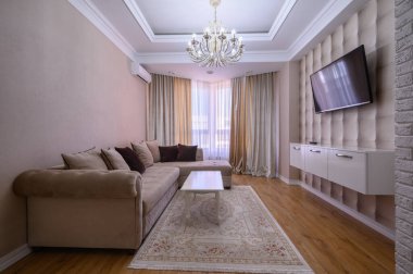 Lüks beyaz ve pembe modern stüdyo daire. Yemek salonu, oturma odası ve yatak odası.