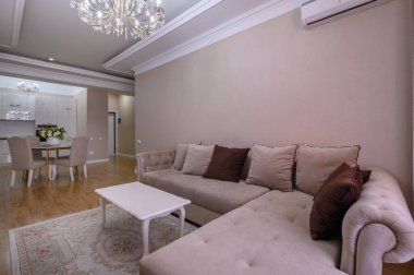Lüks beyaz ve pembe modern stüdyo daire. Yemek salonu, oturma odası ve yatak odası.