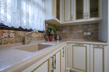 Beyaz klasik konforlu mutfak ve yemek odası.