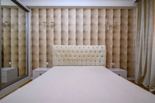 Przytulne Dobrze Zaprojektowane Luksusowe Sypialnia Beżowych Kolorach Eleganckimi Nowoczesnymi Detalami — Zdjęcie stockowe