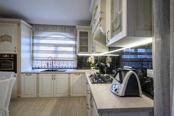 White Kaya Klasik Yang Nyaman Dapur Dan Ruang Makan Interior — Stok Foto