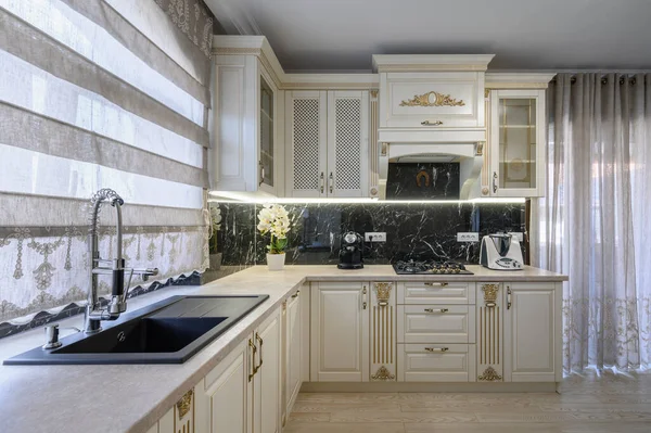 現代的な古典的な白とベージュの豪華なキッチン スタジオアパートのインテリアのダイニングルーム — ストック写真