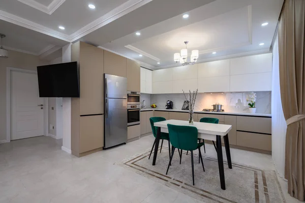 Moderna Cozinha Clássica Branca Bege Luxuosa Com Sala Jantar Interior — Fotografia de Stock
