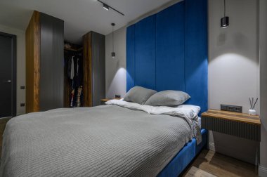 Rahat ve lüks yatak odası mavi ve gri renklerle zarif ve modern detaylarla