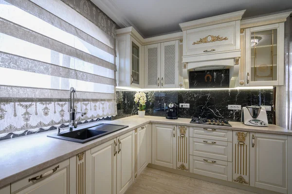 White Kaya Klasik Yang Nyaman Dapur Dan Ruang Makan Interior — Stok Foto