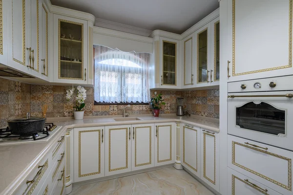Bílá Klasická Útulná Kuchyň Jídelna Interiéru Domu — Stock fotografie
