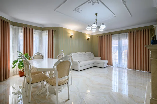 Klasyczny Salon Wnętrz Przestronny Pokój Luksusowa Marmurowa Podłoga Eleganckie Krzesła — Zdjęcie stockowe