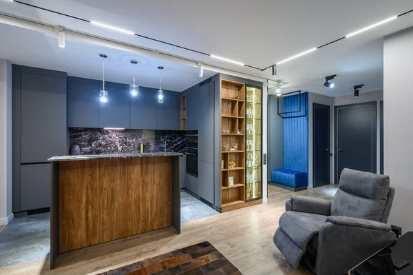 Luxusní Obývací Pokoj Masážními Židlemi Šedou Kuchyní Studio Apartmánu Interiér — Stock fotografie