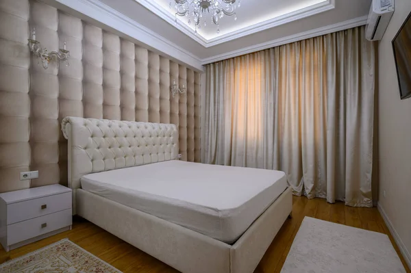 Acogedor Bien Diseñado Dormitorio Principal Lujo Tonos Beige Con Detalles — Foto de Stock