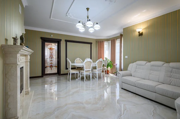 古典的なリビングルームのインテリアデザイン 広々とした客室 豪華な大理石の床 エレガントな椅子とソファ付きのテーブル — ストック写真