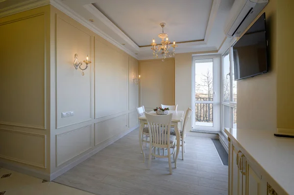 Klasická Bílá Béžová Luxusní Kuchyň Jídelním Stolem Interiéru Studio Apartmánu — Stock fotografie