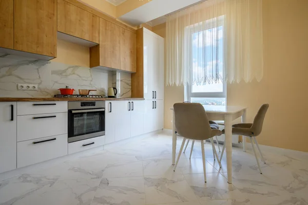 Modern White Wooden Furniture Yellow Kitchen Dining Table Yellow Walls — ストック写真