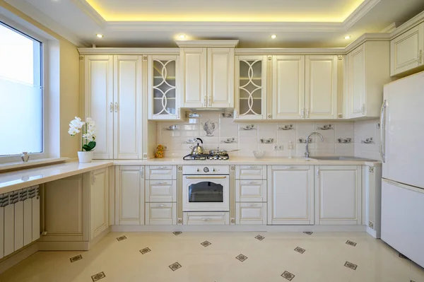 传统的白色和米黄色豪华厨房在工作室公寓内部 — 图库照片