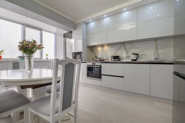 Interieur Van Witte Trendy Moderne Keuken Met Eettafel — Stockfoto