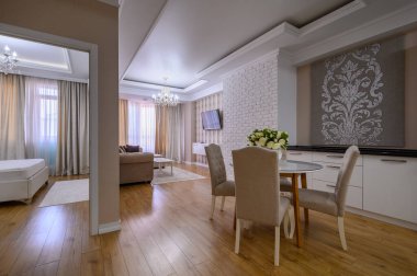 Lüks beyaz ve pembe modern stüdyo daire. Yemek salonu, oturma odası ve yatak odası.