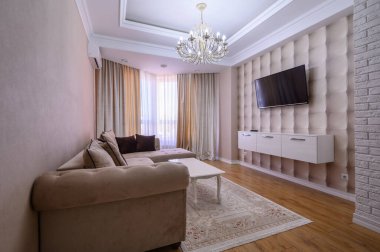 Lüks beyaz ve pembe modern stüdyo daire. Yemek salonu, oturma odası ve yatak odası.