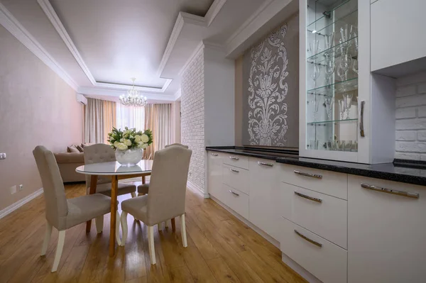Luxo Branco Rosa Moderno Estúdio Interior Com Área Jantar Sala — Fotografia de Stock