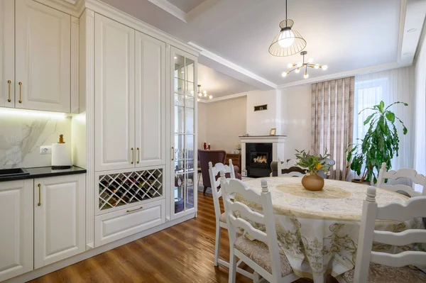 現代の古典的な大規模な白い色の豪華なキッチンとスタジオアパートのインテリアのダイニングルーム — ストック写真