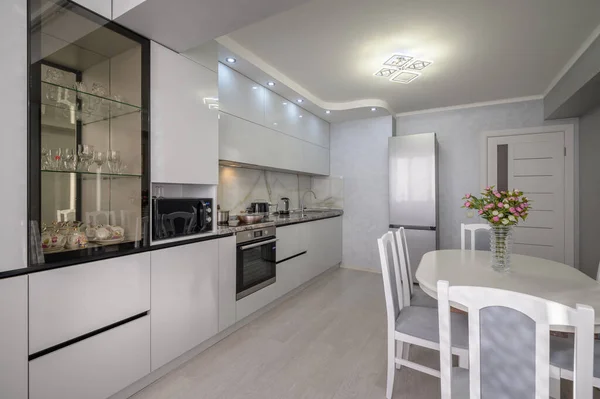 Interior Well Designed Modern Trendy White Kitchen Dining Table Corner — Fotografia de Stock