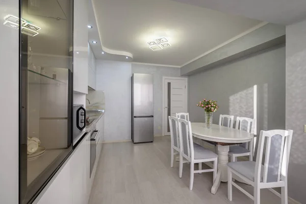 Interior Well Designed Modern Trendy White Kitchen Dining Table Corner — ストック写真