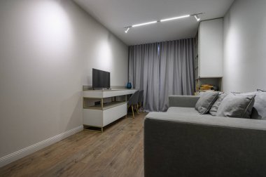 Rahat ve lüks bir yatak odası. Gri tonlarında. Zarif ve modern detaylarla.